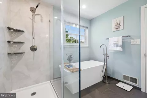 Bath - 6366 Dakine Cir, Springfield, VA 22150 photo 4 of 5