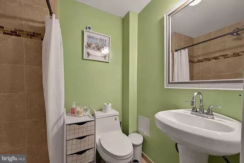 Bath - 8261 Taunton Pl, Springfield, VA 22152 photo 8 of 9