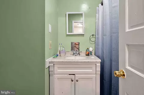 Bath - 8261 Taunton Pl, Springfield, VA 22152 photo 7 of 9