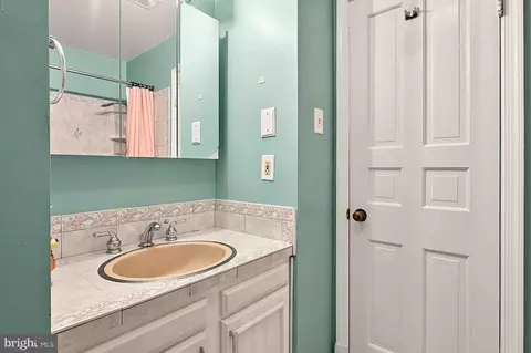 Bath - 8261 Taunton Pl, Springfield, VA 22152 photo 4 of 9