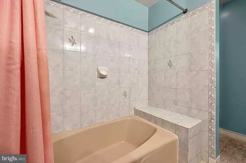 Bath - 8261 Taunton Pl, Springfield, VA 22152 photo 2 of 9