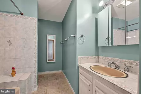 Bath - 8261 Taunton Pl, Springfield, VA 22152 photo 5 of 9