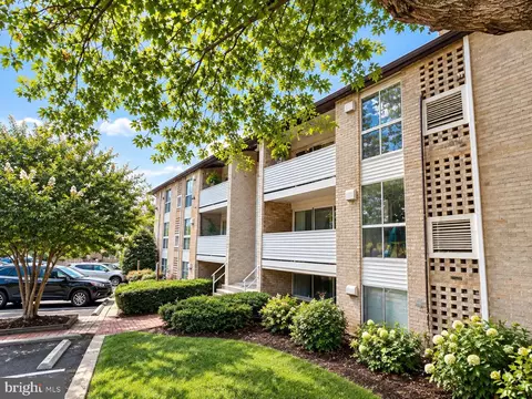 5612 Bloomfield Dr #T2, Alexandria, VA 22312