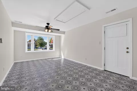 Living - 5305 Oldcastle Ln, Springfield, VA 22151 photo 6 of 6
