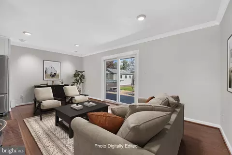Living - 5305 Oldcastle Ln, Springfield, VA 22151 photo 3 of 6