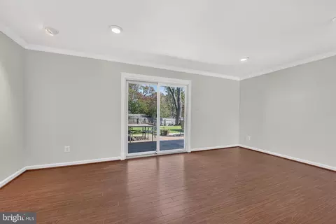 Living - 5305 Oldcastle Ln, Springfield, VA 22151 photo 4 of 6