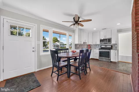Entry Way - 5305 Oldcastle Ln, Springfield, VA 22151 photo 1 of 4