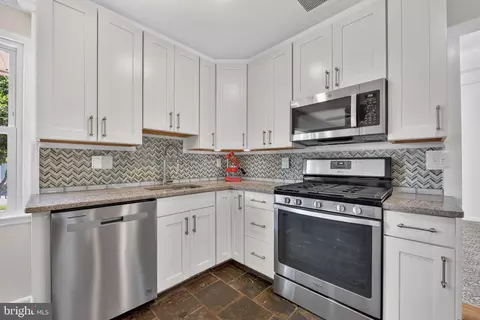 Entry Way - 5305 Oldcastle Ln, Springfield, VA 22151 photo 4 of 4