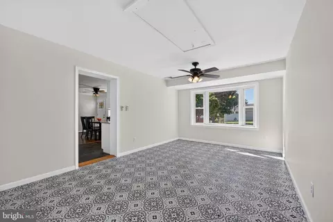 Living - 5305 Oldcastle Ln, Springfield, VA 22151 photo 5 of 6