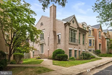 2271 Kings Garden Way, Falls Church, VA 22043