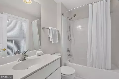 Bath - 8248 Native Violet Dr, Lorton, VA 22079 photo 4 of 7