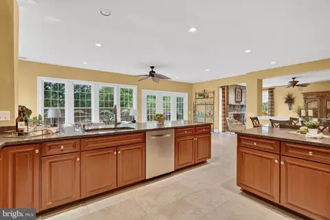 Kitchen - 8248 Native Violet Dr, Lorton, VA 22079 photo 6 of 7