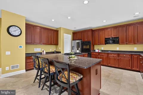 Kitchen - 8248 Native Violet Dr, Lorton, VA 22079 photo 3 of 7
