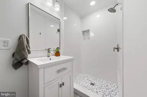 Bath - 6932 Chestnut Ave, Falls Church, VA 22042 photo 3 of 4
