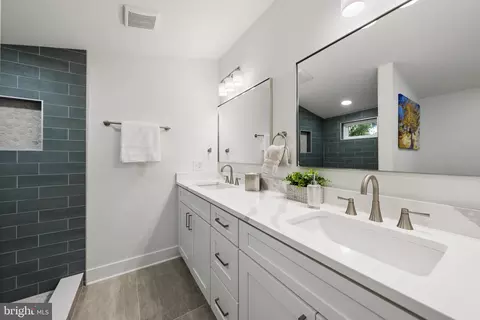 Bath - 6932 Chestnut Ave, Falls Church, VA 22042 photo 2 of 4