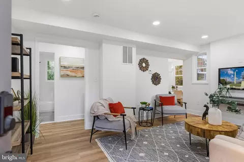 Entry Way - 6932 Chestnut Ave, Falls Church, VA 22042 photo 1 of 7