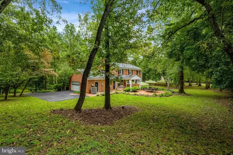 Exterior - 10015 Saddle Rd, Vienna, VA 22181 photo 13 of 25