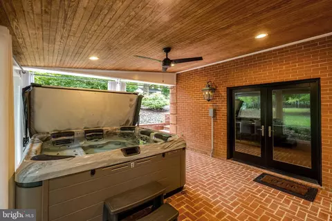 Exterior - 10015 Saddle Rd, Vienna, VA 22181 photo 22 of 25