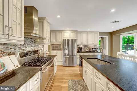 Kitchen - 10015 Saddle Rd, Vienna, VA 22181 photo 3 of 7