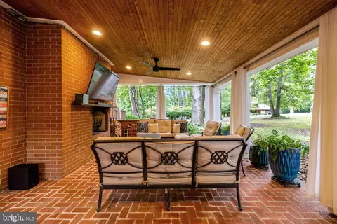 Exterior - 10015 Saddle Rd, Vienna, VA 22181 photo 20 of 25