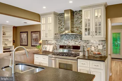 Kitchen - 10015 Saddle Rd, Vienna, VA 22181 photo 5 of 7