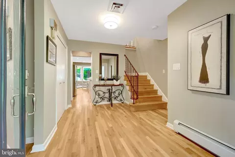 Entry Way - 10015 Saddle Rd, Vienna, VA 22181 photo 3 of 9