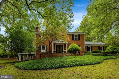 10015 Saddle Rd, Vienna, VA 22181