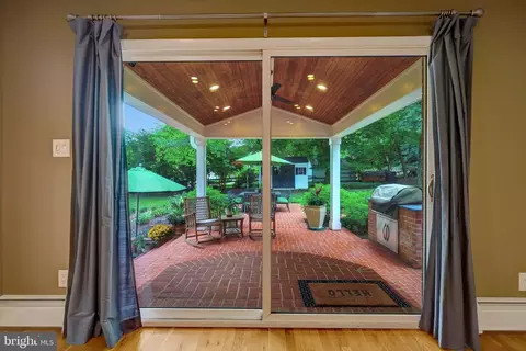 Exterior - 10015 Saddle Rd, Vienna, VA 22181 photo 5 of 25