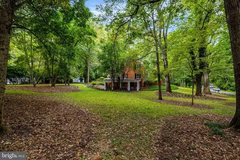 Exterior - 10015 Saddle Rd, Vienna, VA 22181 photo 23 of 25