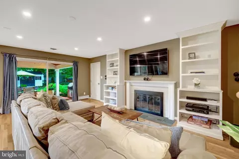 Living - 10015 Saddle Rd, Vienna, VA 22181 photo 5 of 6