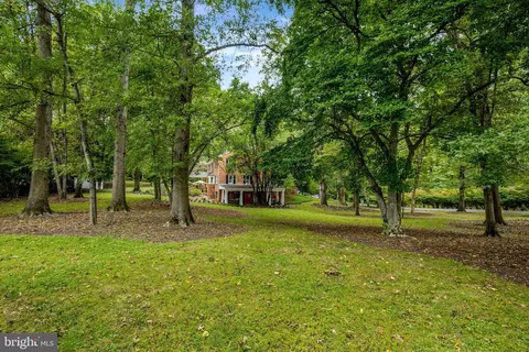 Exterior - 10015 Saddle Rd, Vienna, VA 22181 photo 16 of 25