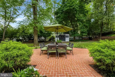 Exterior - 10015 Saddle Rd, Vienna, VA 22181 photo 10 of 25