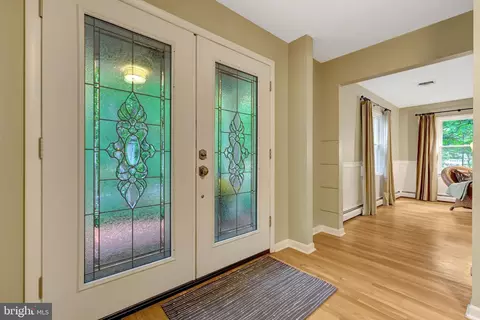 Entry Way - 10015 Saddle Rd, Vienna, VA 22181 photo 4 of 9