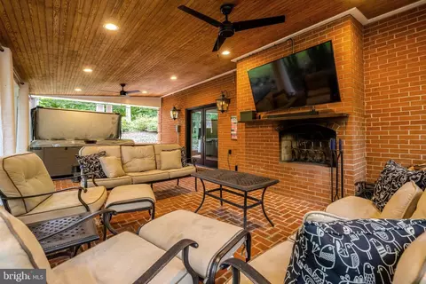 Exterior - 10015 Saddle Rd, Vienna, VA 22181 photo 18 of 25