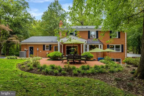 Exterior - 10015 Saddle Rd, Vienna, VA 22181 photo 2 of 25