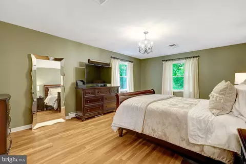 Bedroom - 10015 Saddle Rd, Vienna, VA 22181 photo 2 of 9