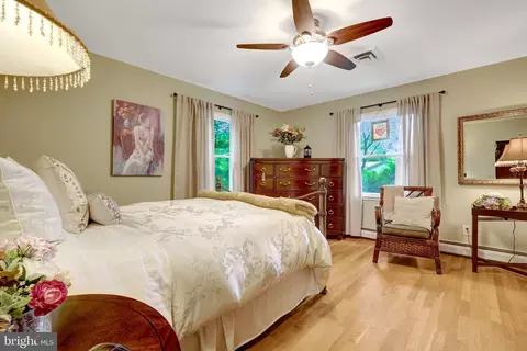 Bedroom - 10015 Saddle Rd, Vienna, VA 22181 photo 4 of 9