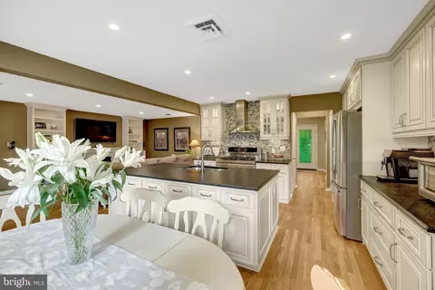 Kitchen - 10015 Saddle Rd, Vienna, VA 22181 photo 6 of 7