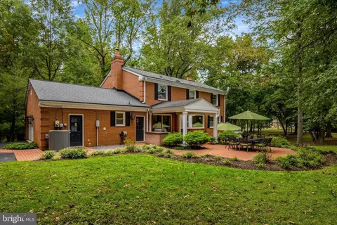 Exterior - 10015 Saddle Rd, Vienna, VA 22181 photo 12 of 25