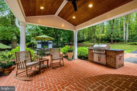 Exterior - 10015 Saddle Rd, Vienna, VA 22181 photo 6 of 25