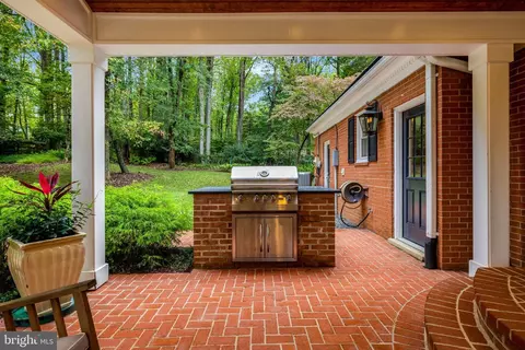 Exterior - 10015 Saddle Rd, Vienna, VA 22181 photo 9 of 25