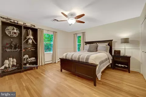 Bedroom - 10015 Saddle Rd, Vienna, VA 22181 photo 6 of 9