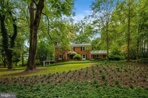 Exterior - 10015 Saddle Rd, Vienna, VA 22181 photo 3 of 25