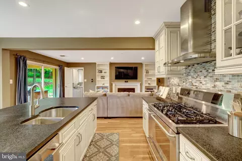 Kitchen - 10015 Saddle Rd, Vienna, VA 22181 photo 4 of 7
