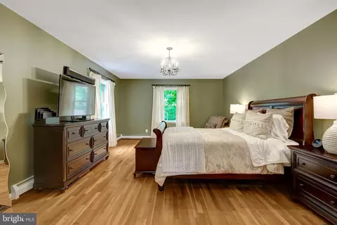 Bedroom - 10015 Saddle Rd, Vienna, VA 22181 photo 1 of 9