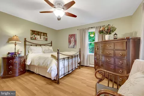 Bedroom - 10015 Saddle Rd, Vienna, VA 22181 photo 5 of 9