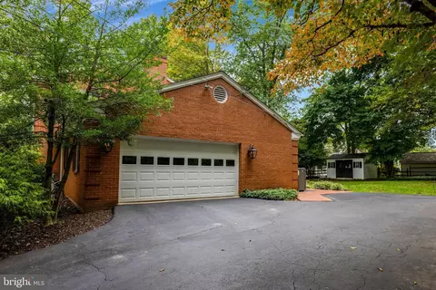 Exterior - 10015 Saddle Rd, Vienna, VA 22181 photo 24 of 25