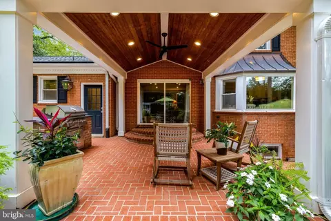 Exterior - 10015 Saddle Rd, Vienna, VA 22181 photo 7 of 25