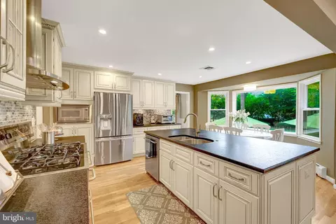 Kitchen - 10015 Saddle Rd, Vienna, VA 22181 photo 2 of 7