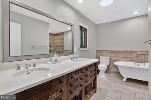 Bath - 2003 Upper Lake Dr, Reston, VA 20191 photo 2 of 5